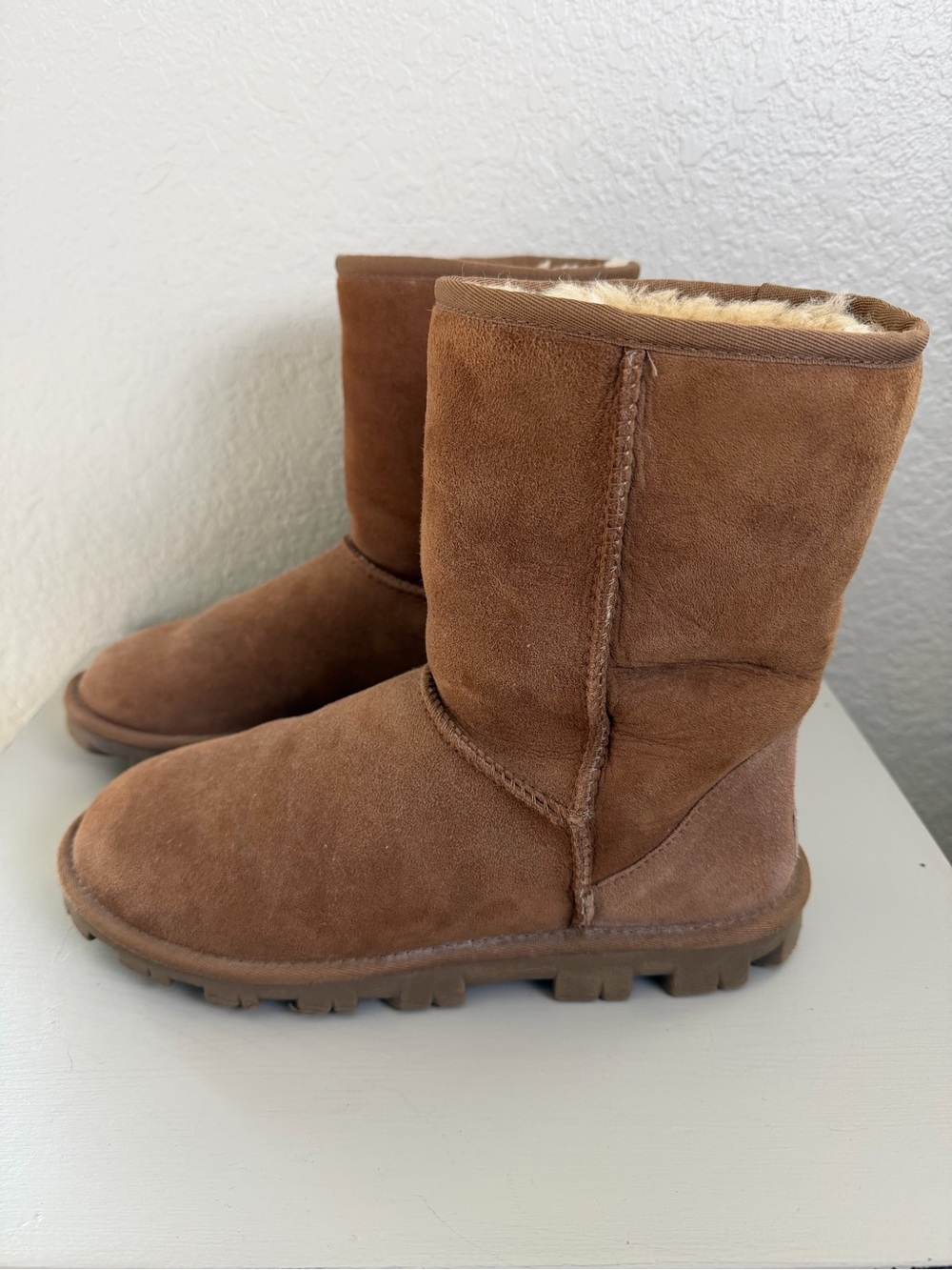 UGG Classic Shearling-Lined Suede Boots - Chestnut Brown Womens sz 9